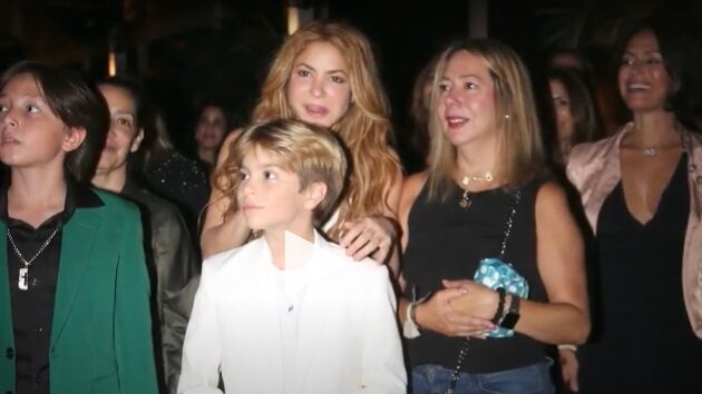 Shakira acompaña a Milán y Sasha en su primera vestidura musical