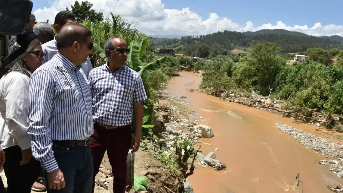 Daños de lluvias fuertes de más de 9,000 acres de tierras de cultivo en Constanza