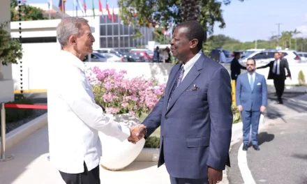 El ministro de Relaciones Exteriores de Kenia se reúne con Roberto Álvarez para dirigirse a la crisis haitiana