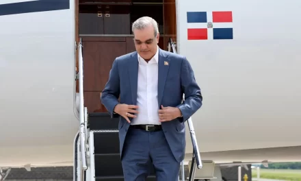 El presidente Abinader llega a Washington para reuniones diplomáticas