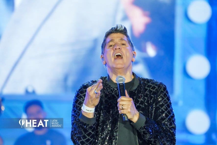 Eddy Herrera cantó en los premios Heat 2025