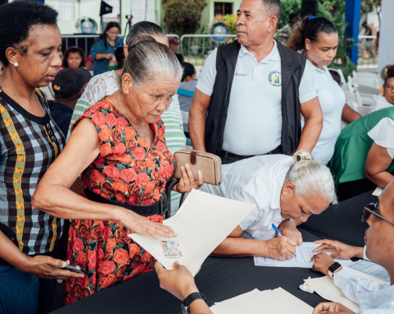 Gobierno entrega más de 90 títulos de propiedad para familias en bayaguana