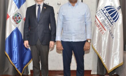 Kelvin Cruz y embajador de China abordan sobre el deporte