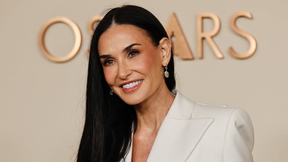 Demi Moore recibe un espectacular diorama en miniatura inspirado en «la sustancia»