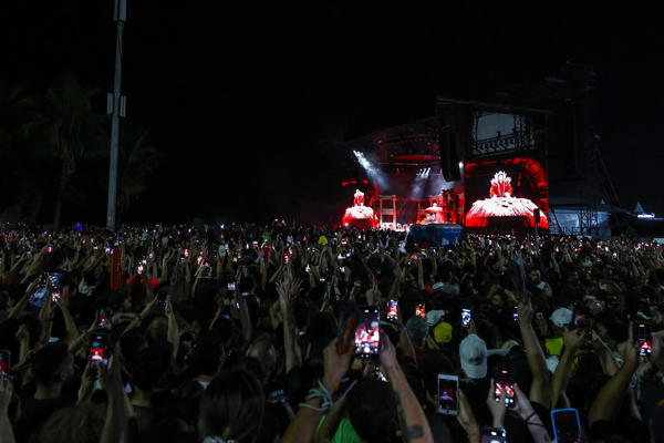 Video: Lady Gaga conduce a 2.1 millones de fanáticos con su 'ópera gótica' en Copacabana