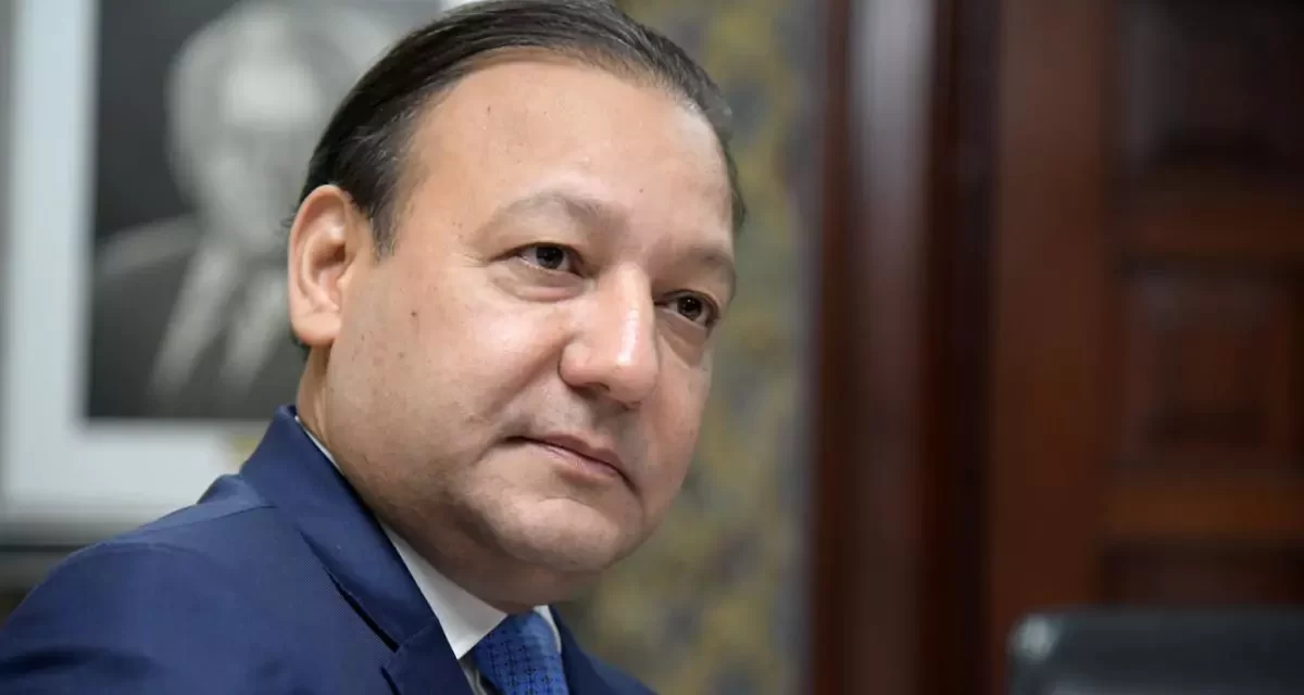 Abel Martínez Position cerca de de la señal realizada por el presidente Luís Abinader a ex presidentes