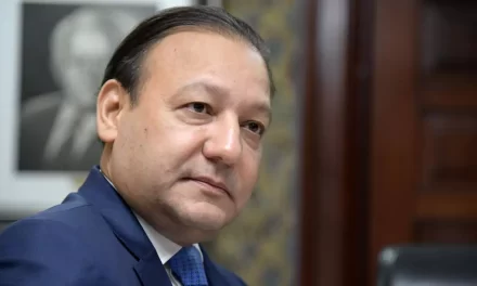 Abel Martínez Position cerca de de la señal realizada por el presidente Luís Abinader a ex presidentes