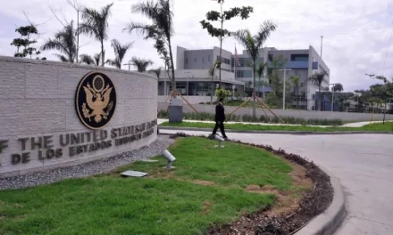 La embajada de los Estados Unidos insta a los dominicanos indocumentados a regresar voluntariamente a casa