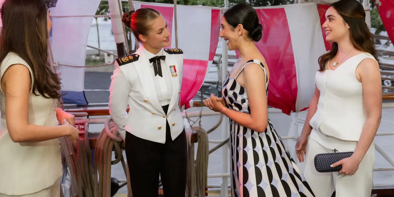 La primera dama se reúne con la princesa Leonor a costado del Juan Sebastián de Elcano