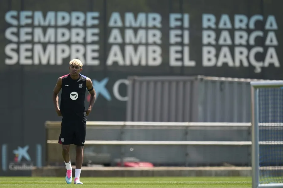 Director deportivo del Barcelona cree que «el gran fichaje» del curso sería «una renovación larga» de Lamine Yamal