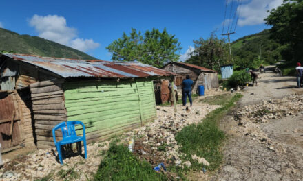 Las casas y las carreteras locales fueron destruidas por lluvias en Bahoruco.
