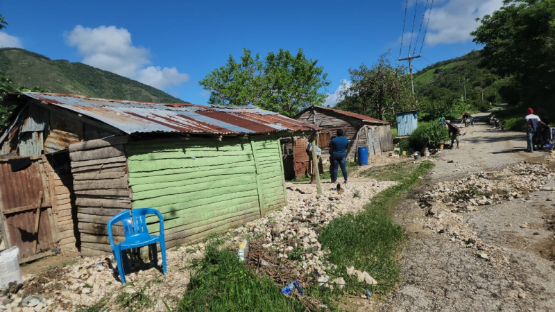 Las casas y las carreteras locales fueron destruidas por lluvias en Bahoruco.