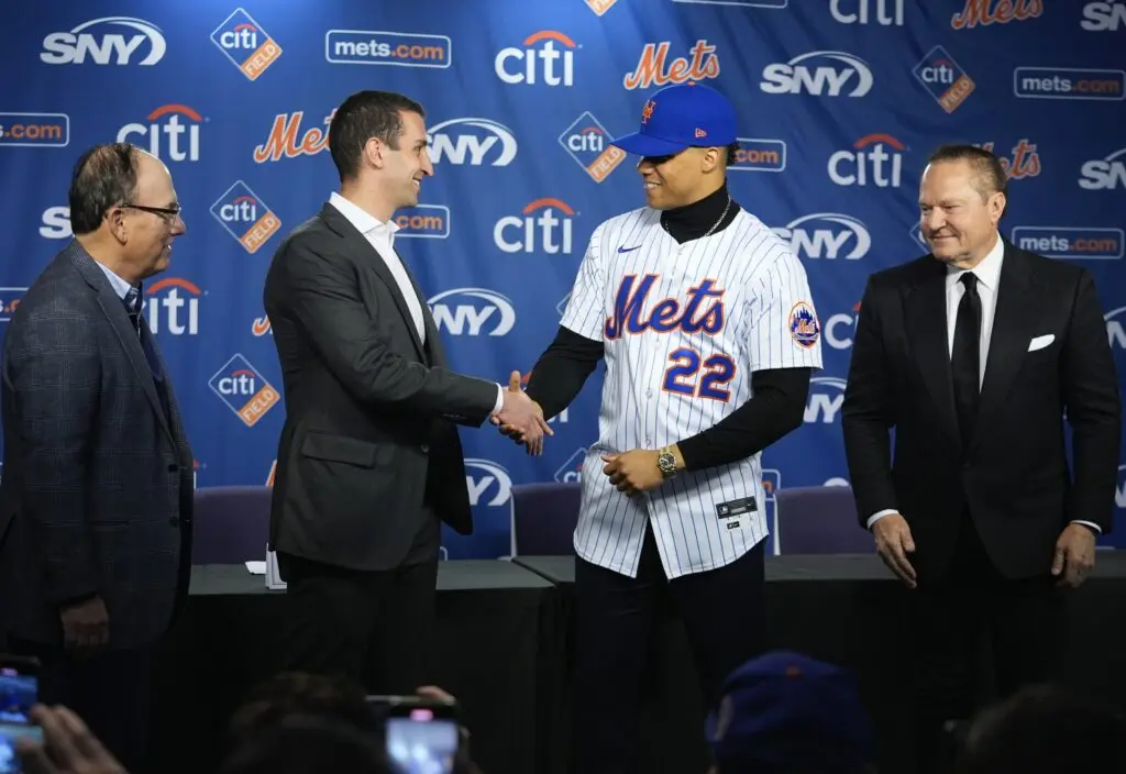 Juan Soto, 2a derecha, da la mano al presidente de los Mets, David Stearns. Incluyen al propietario del equipo Steven Cohen y Scott Boras, el agente de Soto.