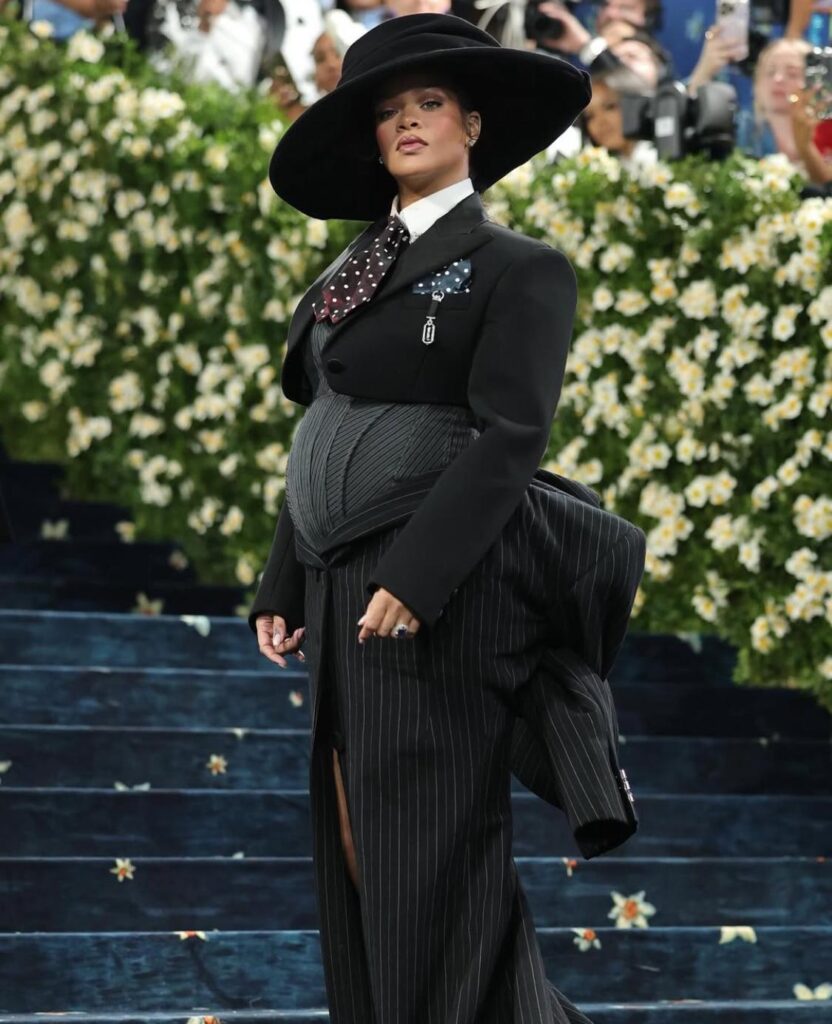 Rihanna revela al mundo su tercer embarazo | Último minuto