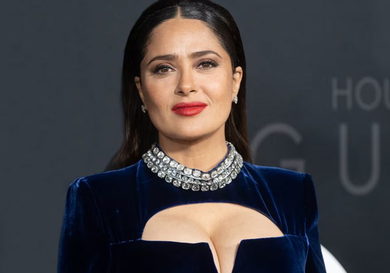 Salma Hayek se mueve en las redes con un encuentro tierno con un perro: