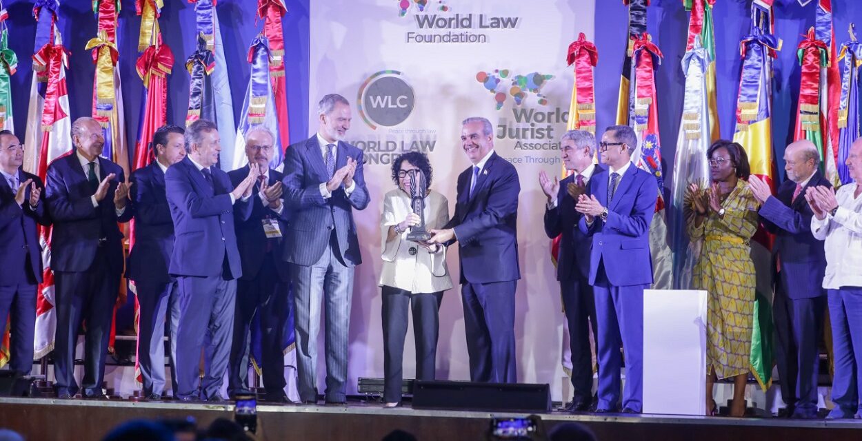 Scotus Justice Sotomayor en DR por primera vez, acepta el premio de paz