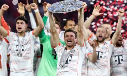 El Bayern Múnich celebra el título de la Bundesliga, en el adiós de Thomas Müller al Allianz Arena