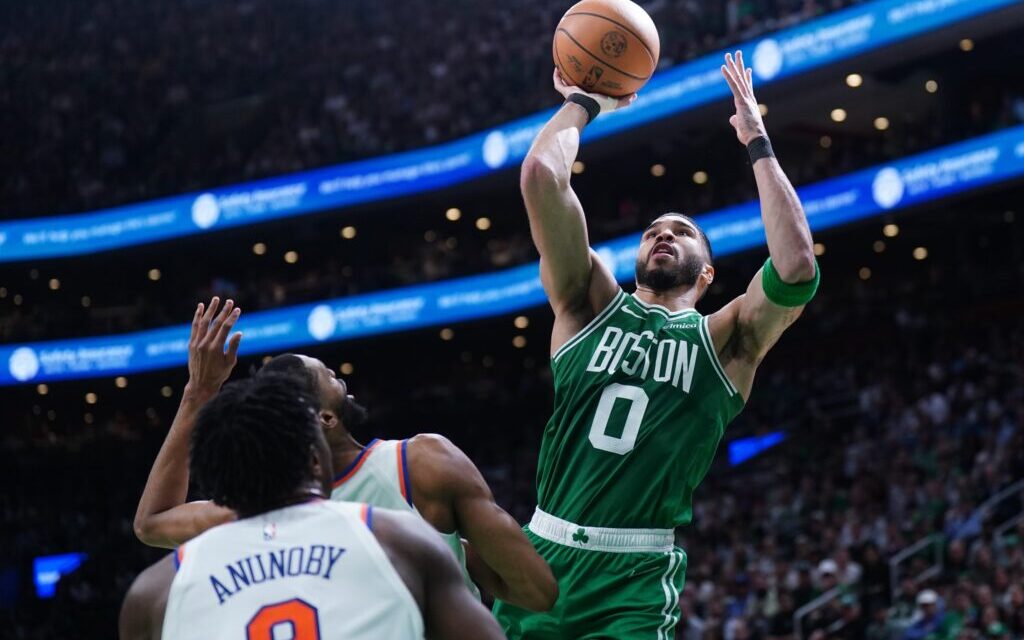 Celtics aplastan 115-93 a los Knicks y se acercan 2-1 en las semifinales del Este