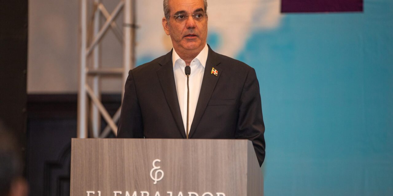 El presidente Abinader flama a la pelotón franquista y destaca el poder de la oración