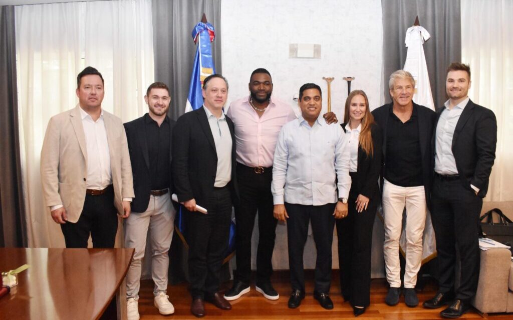 Ministro Kelvin Cruz recibe a David Ortiz y ejecutivos de Perfect Game 
