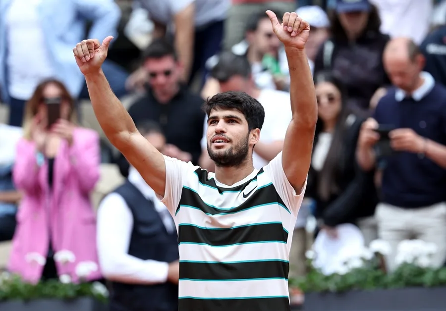Alcaraz, trascendental suspensión del campeón en el primer partido en Roland Garros