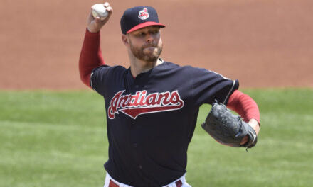 Corey Kluber inicia una nueva etapa con Cleveland como asistente específico de pitcheo