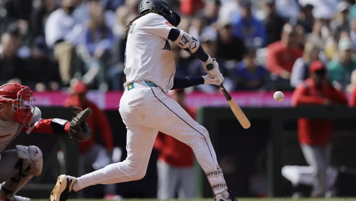 Marineros extienden su buen momento con triunfo 9-3 sobre Angelinos; Mike Trout sale por molestia en la rodilla