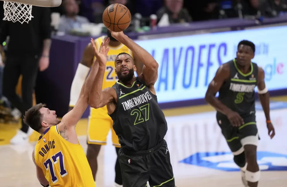 Los Lakers de LeBron y Doncic caen en primera ronda frente a un dominante Gobert