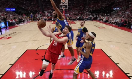 VanVleet y Thompson evitan aniquilación de Rockets con trofeo 131-116 sobre Warriors