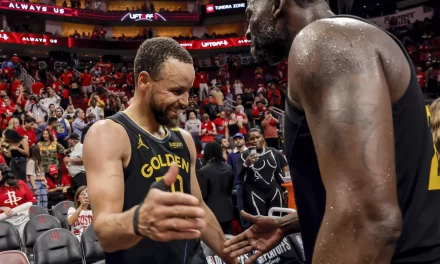 Warriors se imponen 99-88 a Wolves en el Juego 1 pese a ultraje de Curry