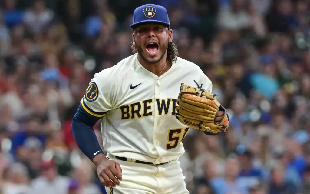Freddy Peralta se convierte en el abridor que menos entradas necesitó para alcanzar 1,000 ponches en MLB
