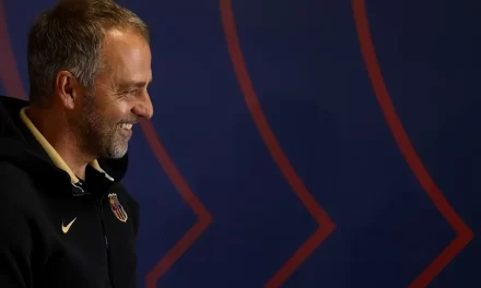 Hansi Flick renueva con el Barcelona hasta junio de 2027
