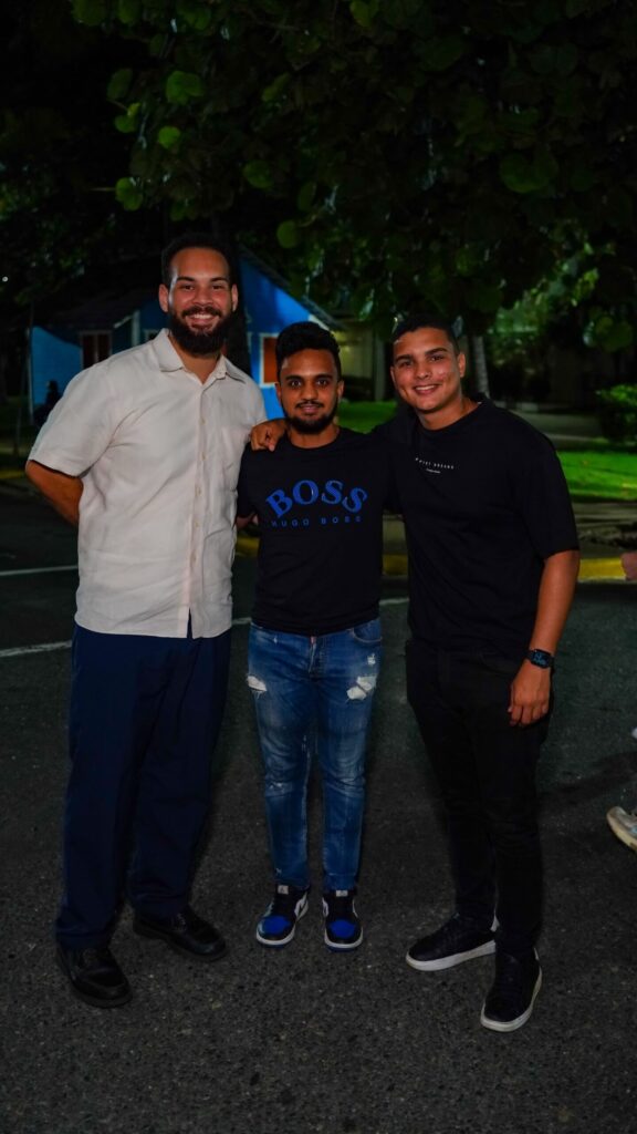 Transparencias, mini faldas y negros, protagonistas de esta noche en el concierto de Jhayco - Noticias de hoy en la República Dominicana | Último minuto