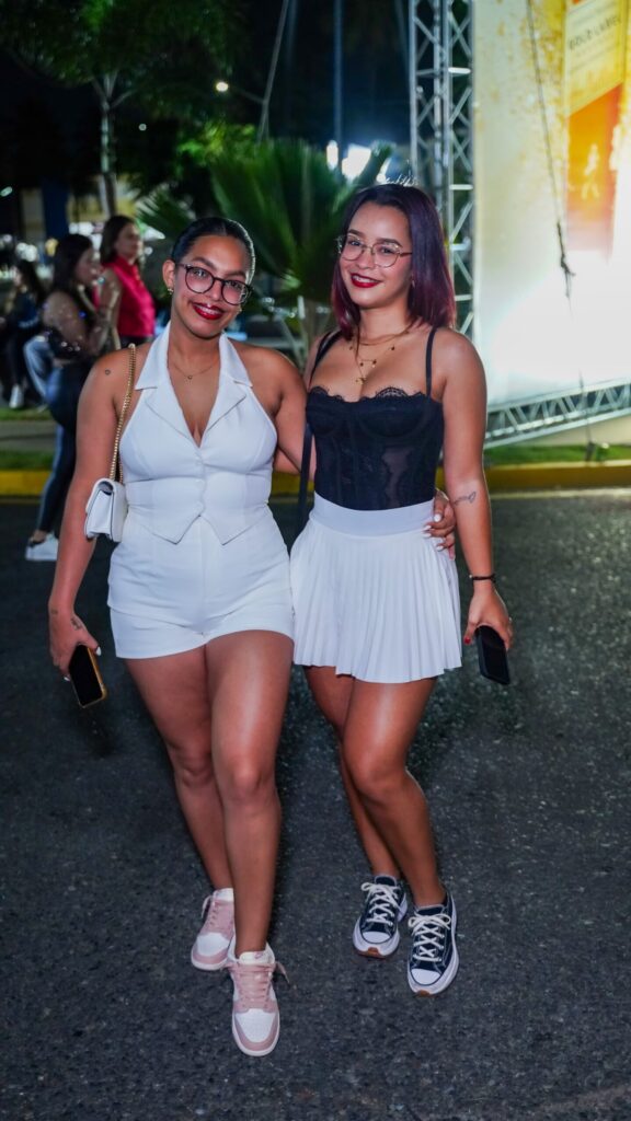 Transparencias, mini faldas y negros, protagonistas de esta noche en el concierto de Jhayco - Noticias de hoy en la República Dominicana | Último minuto