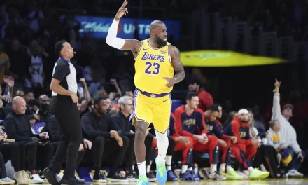 LeBron James enfocado en su rodilla izquierda para el campamento