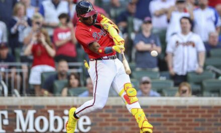 Ronald Acuña Jr. lidera a los Bravos con jonrón esencia en Milwaukee