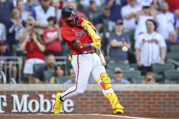 Ronald Acuña Jr. lidera a los Bravos con jonrón esencia en Milwaukee