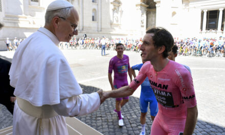 León XIV recibe la ‘maglia rosa’ del Giro y bendice a los ciclistas antaño de la última etapa