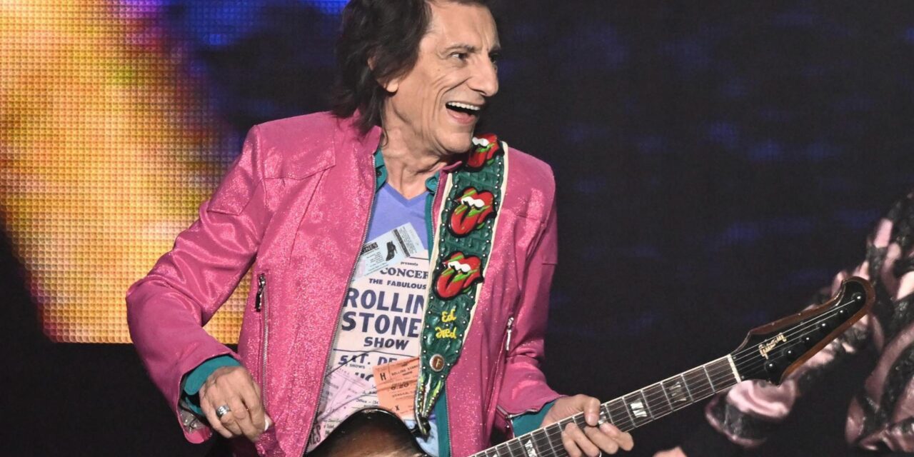 Ronnie Wood celebra sus 50 primaveras en Rolling Stones con una exposición de guitarras y disfraces