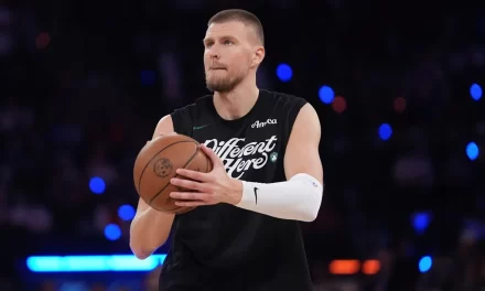 Celtics traspasan a Porzingis y Holiday