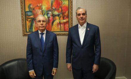 Abinader se reúne con el ex presidente Danilo Medina para dirigirse a la crisis haitiana