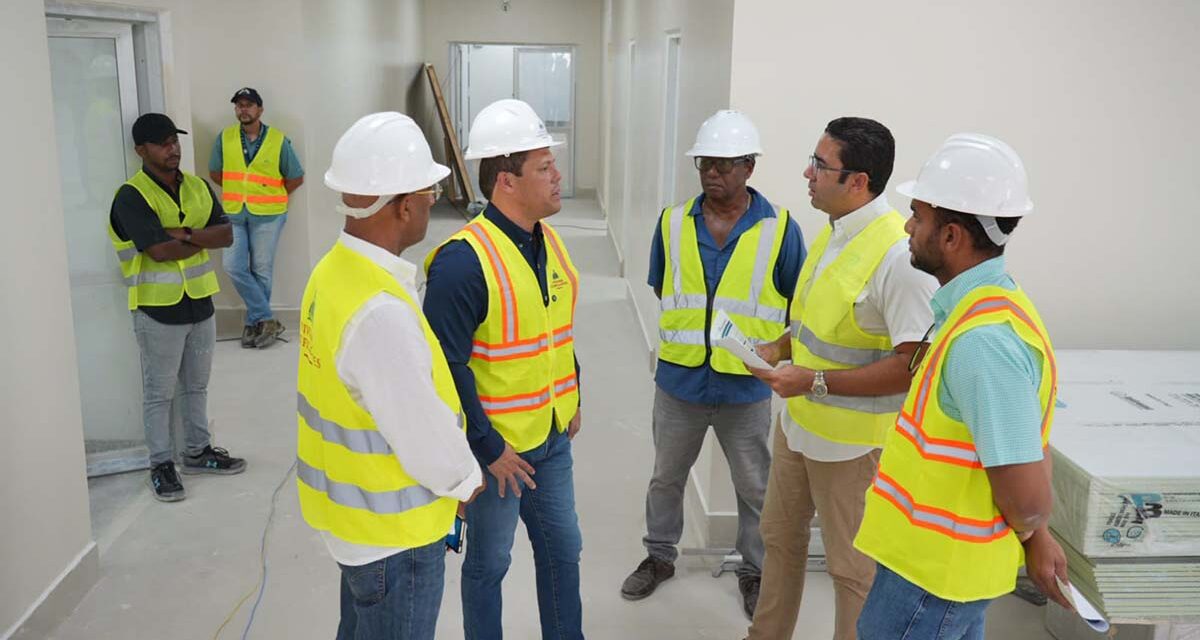 Video | Carlos Bonilla supervisa los avances en la construcción de la Unidad Traumatológica de Higüey