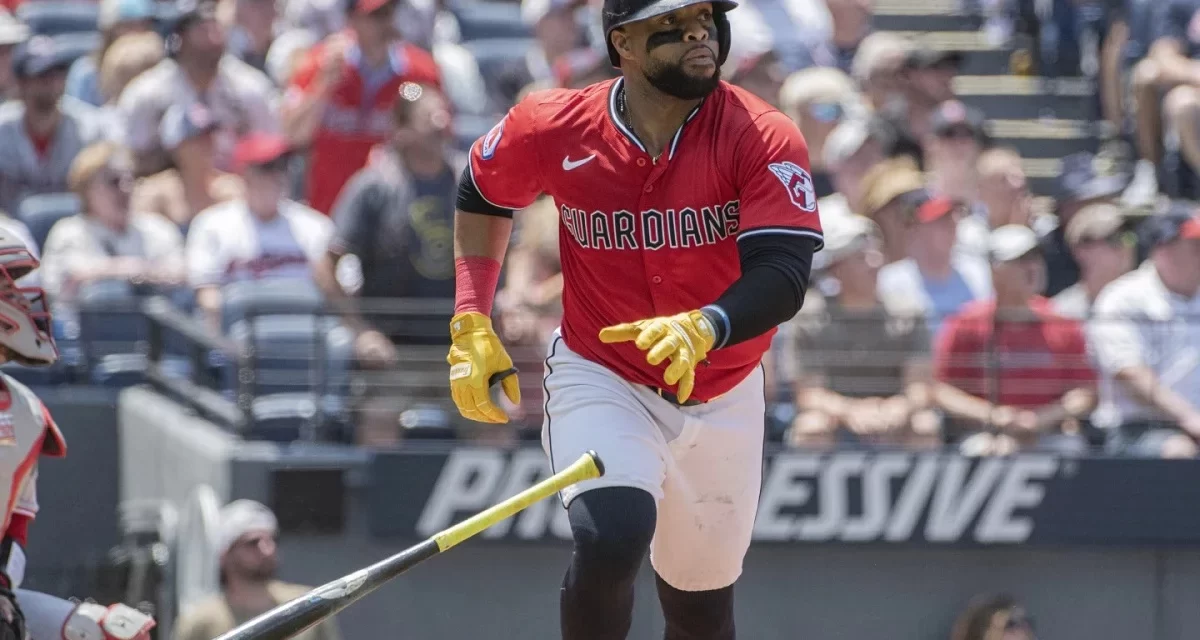 En el 15to. aniversario de su inauguración en MLB, Santana impulsó a Guardianes con grand slam