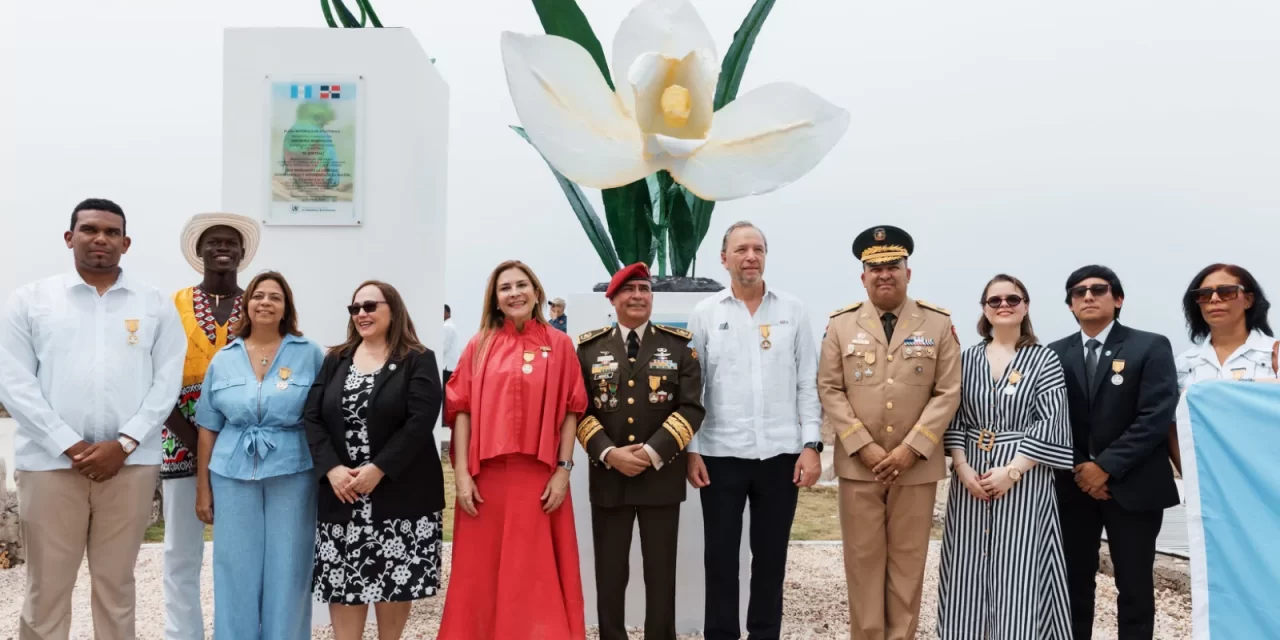 Carolina Mejía recibe la medalla de la monja blanca de Guatemala