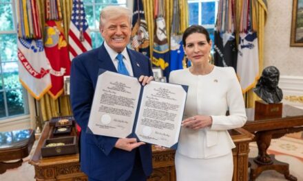 Castillo Báez presenta credenciales al presidente Trump como embajador dominicano en Estados Unidos