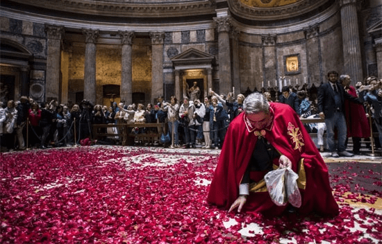 Celebración de Devoto Pentecostés en el Panteón de Roma