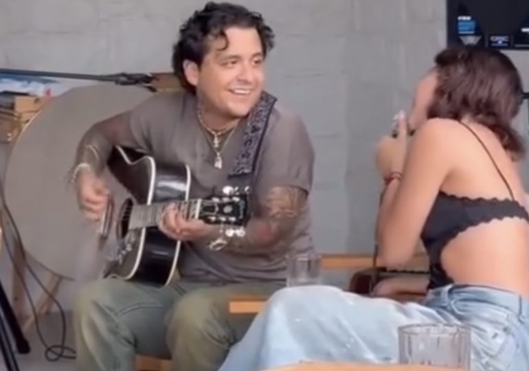 Christian Nodal y Ángela Aguilar en un momento musical íntimo