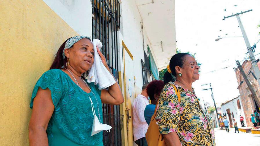 Cielos muy calurosos y aburridos adecuado al polvo del sahara en el primer día de la temporada de huracanes