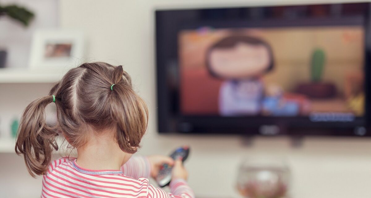 Un nuevo estudio advierte que la preocupación no debería ser el tiempo frente a las pantallas, sino la yuxtaposición de niño a los dispositivos