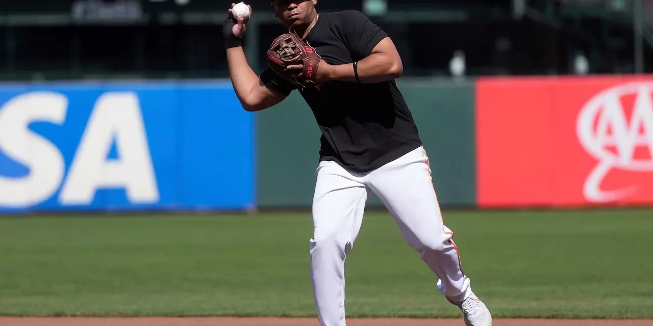 Will Clark amenaza con aguantar a Rafael Devers a la primera pulvínulo